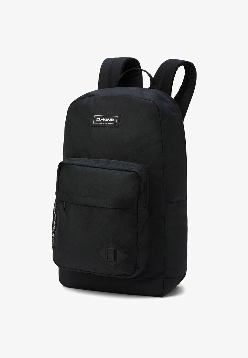 Schwarzer Rucksack aus strapazierfähigem Stoff, mit einem Hauptfach und einem Frontfach, gepolsterten Trägern und einem rautenförmigen Akzent an der Unterseite.