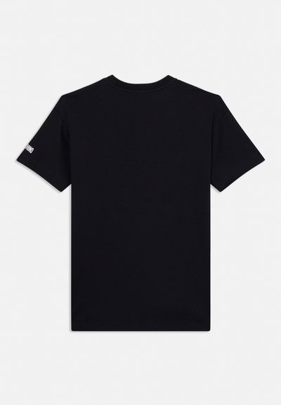 Črna majica s kratkimi rokavi, prikazana od zadaj, z belim napisom blagovne znamke na levem rokavu.