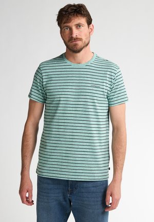 Lichtgroen T-shirt met korte mouwen, zwarte horizontale strepen en een ronde hals. Heeft een gestructureerde stof en een klein logo op de borst.