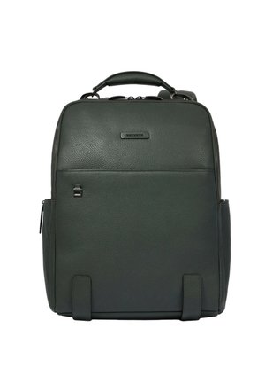 Mochila de cuero negro con asa superior, dos correas verticales frontales, bolsillos laterales y compartimento principal con cremallera.
