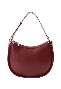 Schultertasche aus burgunderrotem Leder mit geschwungener Form, verstellbarem Riemen und silberfarbenen Beschlägen. Glatte Textur, minimale Nahtdetails.