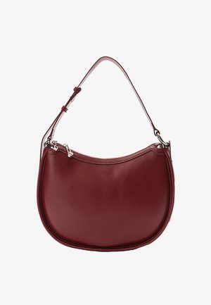 Bordeauxrode leren schoudertas met een gebogen vorm, verstelbare riem en zilverkleurige hardware. Gladde textuur, minimale stikdetails.