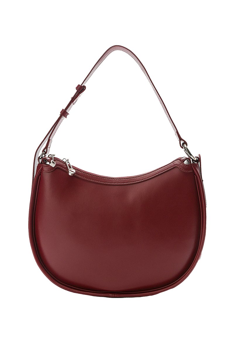 Schultertasche aus burgunderrotem Leder mit geschwungener Form, verstellbarem Riemen und silberfarbenen Beschlägen. Glatte Textur, minimale Nahtdetails.