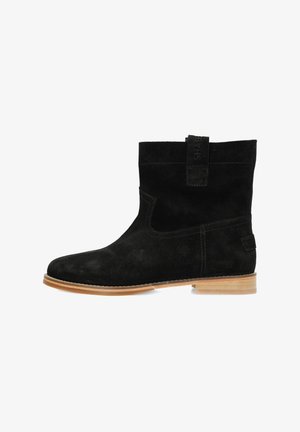 Bottines en daim noir avec une texture lisse et un petit talon en bois. Présentent une boucle à l'arrière et des détails de couture subtils.