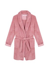 Różowy pluszowy szlafrok z kołnierzem typu szal, paskiem wiązanym i dwoma przednimi kieszeniami. Widoczny materiał w kontrastowy wzór na mankietach i wewnątrz kołnierza.