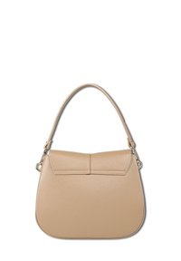 Beige textuur leren schoudertas met gebogen klep sluiting en enkele handgreep bevestigd met gouden accenten.