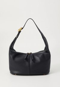 Melna ādas plecu soma ar fakturētu virsmu, zelta detaļām un rāvējslēdzēja aizdari. Aprīkota ar vienu izliekto siksnu pārnēsāšanai.