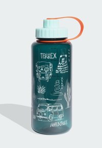 Žalsvai mėlynas vandens butelis su mėtų spalvos dangteliu, puoštas baltomis gamtos ir nuotykių tematikos linijinėmis piešiniais. Komplekte yra oranžinė dirželio juosta patogiam nešiojimui.