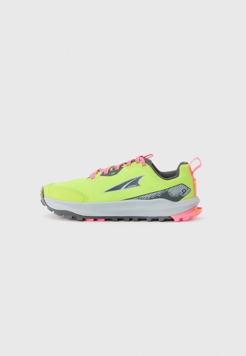 Chaussure de course jaune-vert vif avec des lacets et des accents roses, semelle grise et logo de marque noir sur le côté.