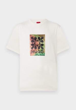 Λευκό κοντομάνικο Τ-shirt με πολύχρωμο αφηρημένο σχέδιο και μαύρα σχήματα πάνω από το κείμενο "HUGO" στο στήθος.