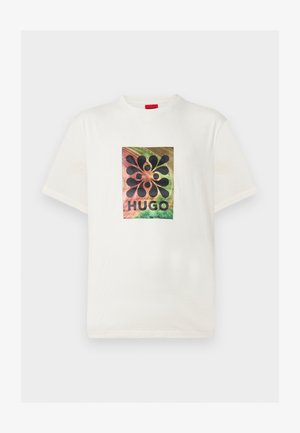Bílé tričko s krátkým rukávem s barevným abstraktním designem a černými tvary nad textem "HUGO" na hrudi.