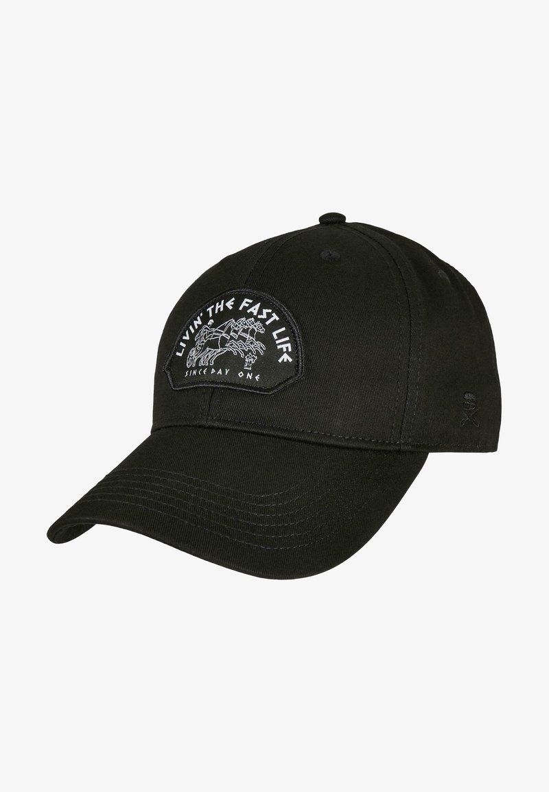 Schwarze Baseballmütze mit gebogenem Schirm und gesticktem Patch mit einem Pferdegrafik und dem Text "LIVIN' THE FAST LIFE" in Weiß.