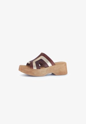 Sandali platform in pelle marrone con accenti metallici dorati. Design open toe, con tagli curvi e una suola in legno texturizzato.