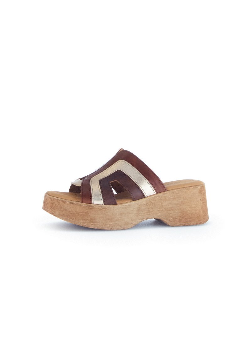 Sandali platform in pelle marrone con accenti metallici dorati. Design open toe, con tagli curvi e una suola in legno texturizzato.