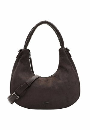 Sac à main en daim marron foncé en forme de croissant avec une poignée texturée et une bandoulière réglable, marqué "Suri Frey" à l'avant.