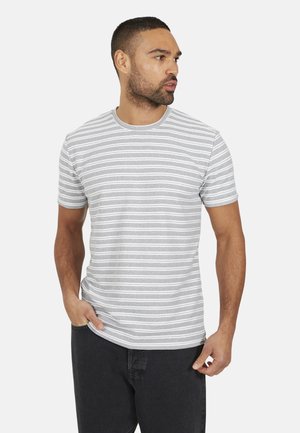 T-shirt da uomo grigio a maniche corte con strisce orizzontali bianche, colletto rotondo e vestibilità comoda. Materiale in misto cotone con texture liscia.