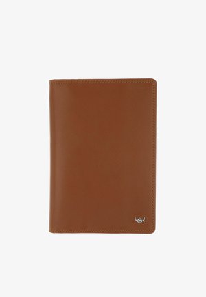 Portefeuille en cuir marron avec bords cousus et petit logo argenté dans le coin inférieur droit, présenté fermé sur fond blanc.