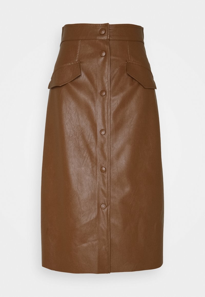 Jupe en simili cuir marron au design droit, avec une fermeture à boutons sur le devant et deux poches latérales. Texture lisse avec un style minimaliste.