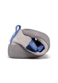 Klimschoen met een grijze rubberen zool met textuurpatronen, beige bovenmateriaal met een blauwe band en een trekflap voor gemakkelijk aan- en uittrekken.