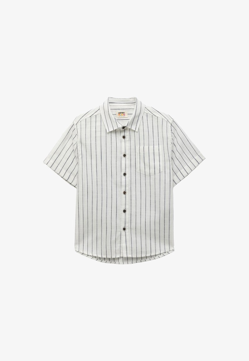 Camisa de manga corta abotonada en tela gris claro con rayas verticales en azul marino y un bolsillo en el lado izquierdo del pecho. Cuenta con cinco botones marrones.