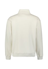 Creme-kleurige lange mouwen pullover met ribgebreide manchetten, ribgebreide tailleband en een korte staande kraag, weergegeven vanuit de achterkant.