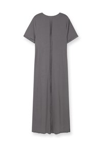 Robe grise à manches courtes fabriquée en tissu doux, présentant une silhouette droite et une couture centrale descendant le dos.