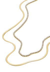 Collane in tono oro, una con catena a serpente liscia e l'altra decorata con pietre trasparenti rotonde, entrambe con una finitura lucida e elegante.