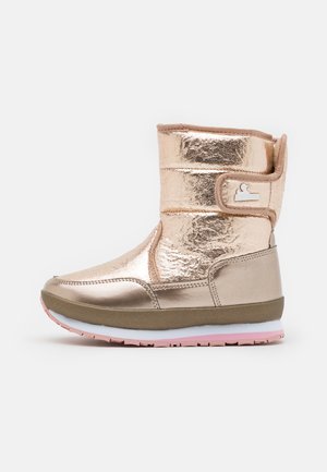 Botte d'hiver métallique rose doré brillante avec dessus rembourré, fermeture à sangle Velcro, semelle coussinée et semelle extérieure rose clair pour une meilleure adhérence.