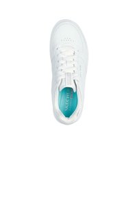 Sneaker atletico bianco con tomaia in pelle liscia, punta rotonda e lacci bianchi piatti. Presenta una soletta turchese con dettagli di branding.