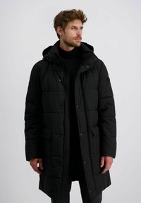 Schwarze gepolsterte Jacke mit Kapuze, ausgestattet mit Druckknöpfen, zwei Fronttaschen und einer gesteppten Textur. Das Design ist lässig geschnitten.
