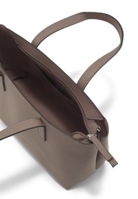 Hnědá taška z texturované kůže s dvěma uchy, otevřeným vrchem a vnitřní kapsou na zip. Hladká podšívka a minimalistické designové detaily.