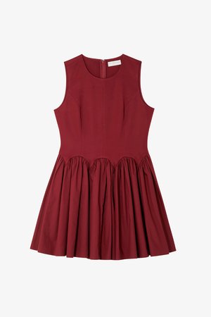 Sarkans kokvilnas kleita ar pieguļošu augšdaļu, apaļu izgriezumu un pleitotu svārku. Iespējo aizmugures rāvējslēdzis un sakumpis detaļas jostasvietā.