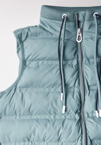Hellblaues ärmelloses Puffer-Weste mit Reißverschluss vorne, Mesh-Kragen und verstellbarem Kordelzug. Strukturierte, gesteppten Oberfläche.