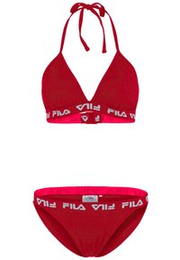Set bikini rosso con top a triangolo e slip a vita bassa. Entrambi i pezzi hanno una consistenza liscia e una cintura con logo Fila in un colore a contrasto.