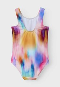 Maillot de bain une pièce avec un motif tie-dye vibrant et multicolore, comprenant des teintes roses, orange et bleues. Fabriqué à partir d'un tissu lisse et extensible.
