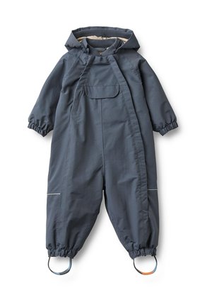 Dunkelgrauer wasserdichter Einteiler für Kinder mit Kapuze, vorderer Taschenklappe, elastischen Bündchen und Fußriemen auf weißem Hintergrund.