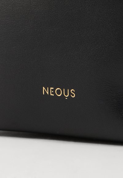 Sac en cuir noir avec une texture lisse et un logo "NEOUS" en relief doré. Design concis avec des détails minimalistes, sans accents supplémentaires.