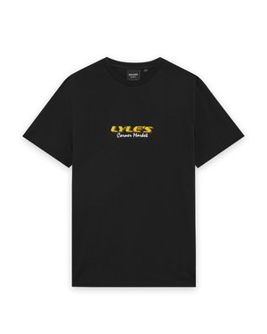 T-shirt noir à manches courtes avec "LYLE'S" en jaune vif et "Corner Market" en écriture blanche cursive, centré sur la poitrine.