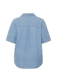 Chemise en denim bleu clair à manches courtes avec col, empiècement dos, pli central et ourlet arrondi, vue de dos sur fond blanc.