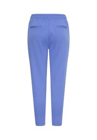 Pantalon bleu clair cintré avec taille élastique et deux poches passepoilées à l'arrière, vu de dos sur fond blanc.