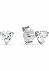 Orecchini a perno a forma di cuore con gemme trasparenti incastonate in un supporto in argento lucido, che mostrano un design classico con chiusure di sicurezza.
