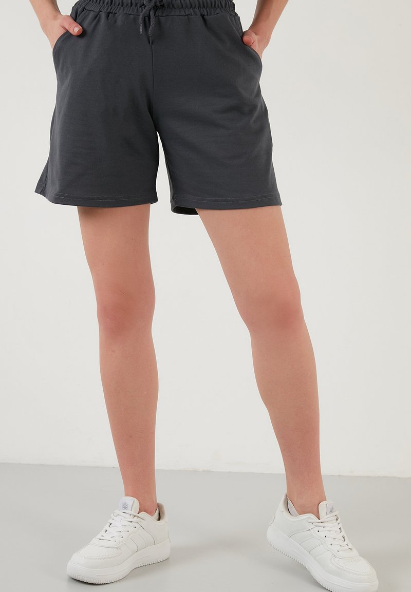 Damen Kleider | LELA CROP Shorts smoked color/dunkelgrau - XC70470 Damen Kleider | LELA CROP Shorts smoked color/dunkelgrau - XC70470