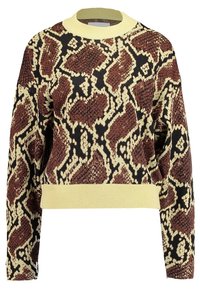 Gemusterter, verkürzter Pullover mit einem strukturierten Schlangenmuster in Braun, Schwarz und Creme, mit einem gelben Rippkragen und -bündchen.