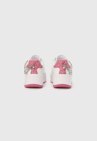 Λευκά αθλητικά παπούτσια με ροζ λεπτομέρειες, υφασμάτινη πίσω όψη με υφή, διακοσμητική αλυσίδα και χοντρή σόλα. Διαθέτουν ανάγλυφο μοτίβο λογοτύπου στην περιοχή της φτέρνας.