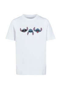 Bílý bavlněný tričko s třemi postavami Stitch z Disney, ilustrovanými s různými výrazy, včetně slunečních brýlí a hravého jazyka.