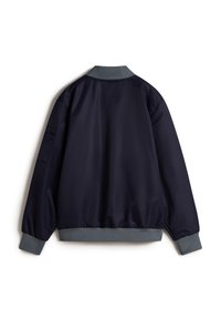 Chaqueta bomber azul marino con una textura suave, cuello y puños acanalados en gris. Presenta un bolsillo lateral sin patrones ni acentos prominentes.