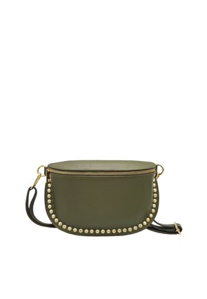 Sac bandoulière en cuir vert olive avec des clous dorés soulignant le bord avant incurvé et une fermeture éclair dorée sur le dessus.