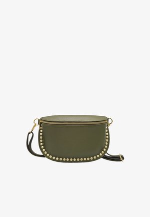 Sac bandoulière en cuir vert olive avec des clous dorés soulignant le bord avant incurvé et une fermeture éclair dorée sur le dessus.
