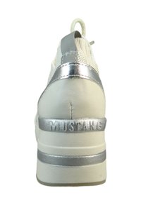 Bílé tenisky se stříbrnými akcenty, s texturovaným textilním svrškem, hladkou koženou patou a výrazným logem "MUSTANG" na zadní straně.