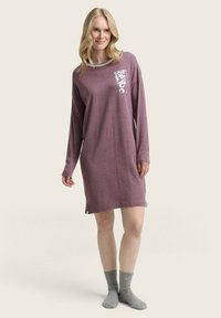 Nightgown a maniche lunghe, in cotone misto di taglio comodo, di colore bordeaux. Presenta un logo stampato bianco sul petto e un colletto a costine.